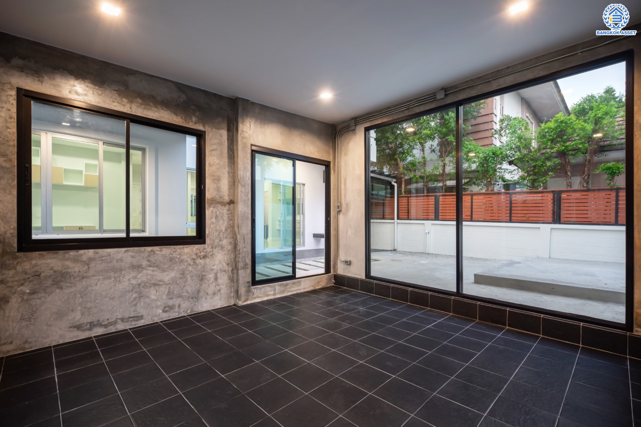 บ้านมือสองตกแต่งใหม่ ม.วิลล่าการ์เด้น1 รัตนาธิเบศร์ หลังมุม เนื้อที่ 64.1 ตร.ว. ฟังก์ชัน 4 ห้องนอน 3 ห้องน้ำ 2 ที่จอดรถ บนทำเลเดินทางสะดวก เชื่อมต่อถนนรัตนาธิเบศร์, ถนนราชพฤกษ์, ถนนกาญจนาภิษก ใกล้เซ็นทรัลเวสต์เกต รถไฟฟ้าสายสีม่วง "สถานีบางพลู" และ ทางด่วน "กาญจนาภิเษก"